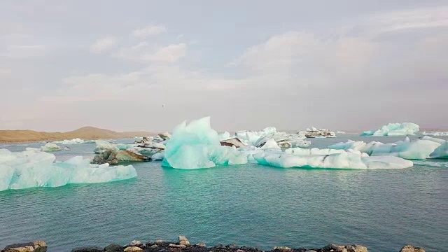 冰岛Jokulsarlon冰川泻湖清晨鸟瞰图视频素材