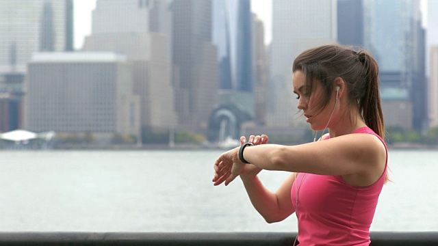健康生活方式的年轻女性在纽约跑步视频下载