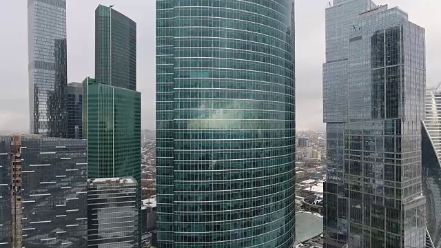 航拍莫斯科国际商务中心的摩天大楼。视频素材