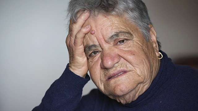 悲伤绝望的老妇人的肖像哭泣视频素材