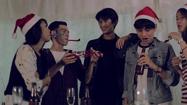 杨在享受圣诞派对的时光，慢镜头视频素材