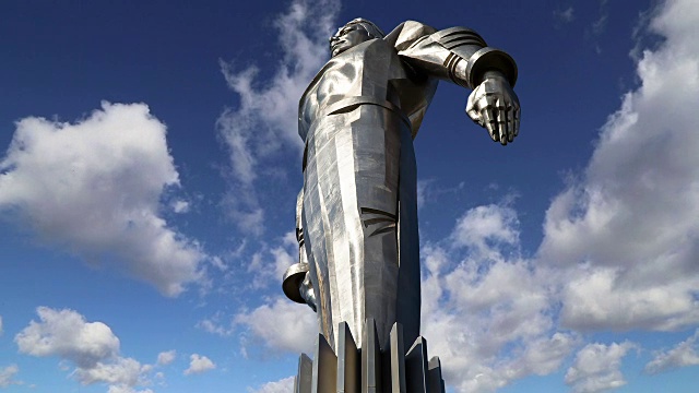 尤里加加林纪念碑(42.5米高的基座和雕像)，第一个人在太空旅行。它位于俄罗斯莫斯科的列宁斯基大街。视频下载
