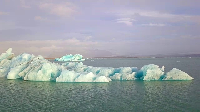 冰岛Jokulsarlon冰川泻湖清晨鸟瞰图视频素材