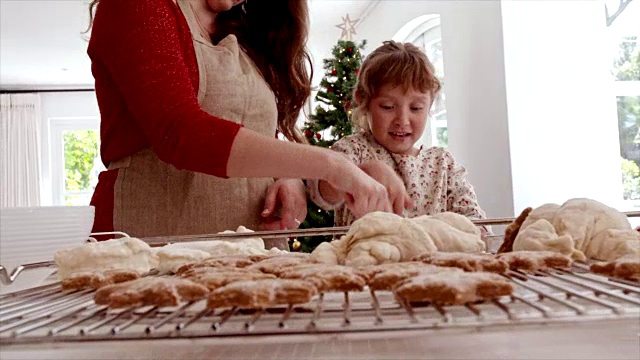 妈妈和女儿在准备圣诞饼干视频素材