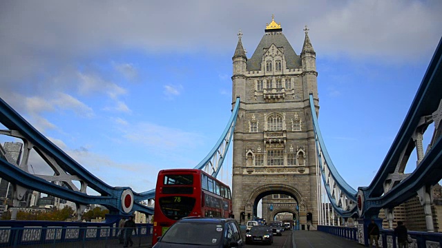 交通穿过伦敦塔桥。塔桥是伦敦的标志视频素材