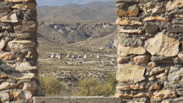 荒凉沙漠中央的一个古老的印第安村庄视频素材