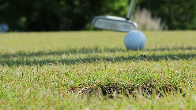 高尔夫球掉进洞里视频素材