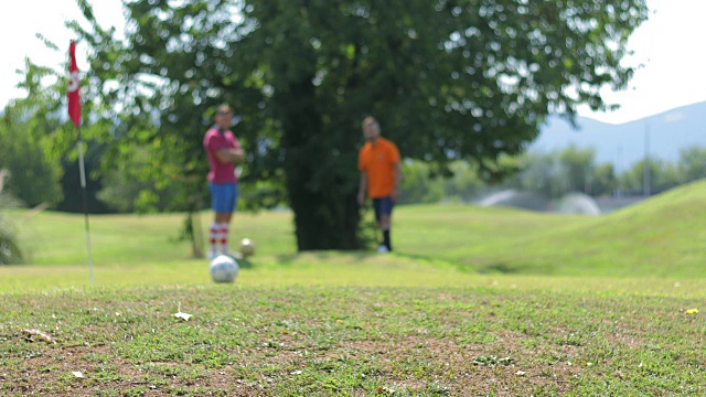 两个高尔夫球手在打高尔夫球视频素材