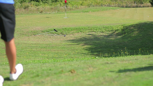 高尔夫球手挥杆击球视频素材