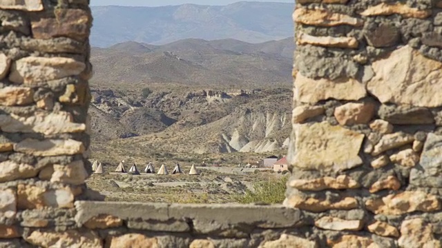 荒凉沙漠中央的一个古老的印第安村庄视频素材