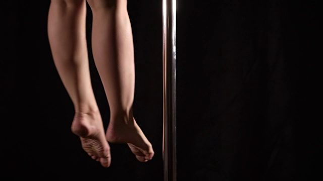 一个不知名的运动女子在慢动作跳钢管舞视频素材