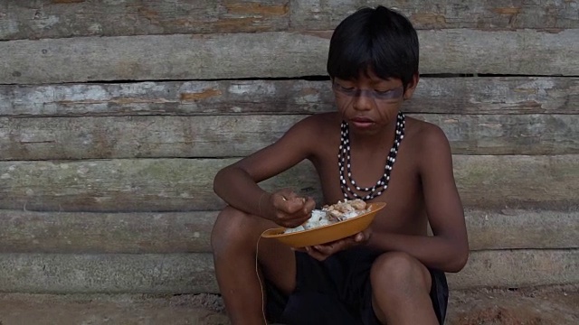 土著儿童在吃巴西的传统食物视频下载