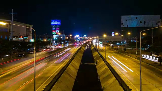 泰国城市夜间交通的延时视频视频素材