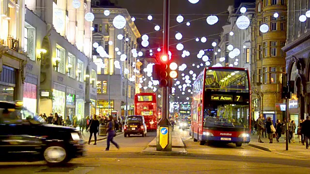 英国，英国，伦敦，繁忙的牛津街车站上的圣诞彩灯和伦敦公共汽车。拥挤的牛津广场。视频素材