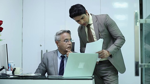 两名商人在印度德里的办公室里开会视频素材