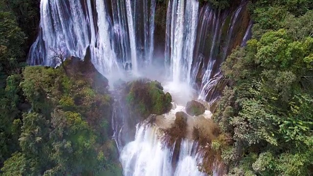 鸟瞰图热带瀑布与绿色的自然，Thi Lo Su瀑布，德省，泰国视频素材