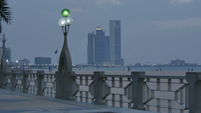 黄昏时分，阿拉伯联合酋长国阿布扎比，中东，亚洲，滨海大道和滨海购物中心的景色视频素材