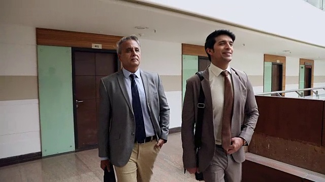 印度德里，两名商人走进办公室视频下载