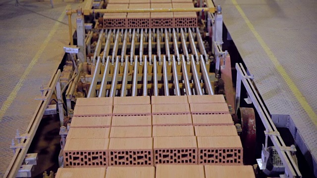 带砖输送带的砖厂生产。视频素材