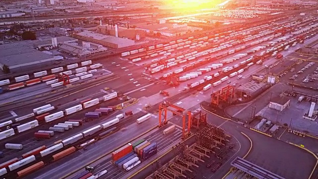 工业区内的货运列车和仓库-鸟瞰图视频素材