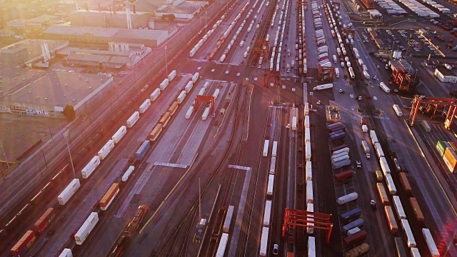 多式联运货场的卡车和火车-空中视频素材