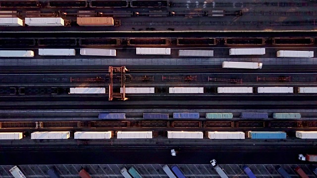 上下视图的货物集装箱装载到货运列车视频下载