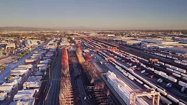 航拍货运列车在仓库区-弗农，加州视频素材