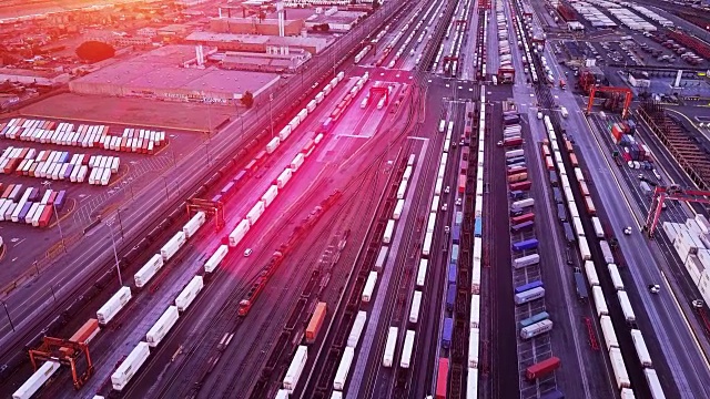 工业船坞的货运列车-架空视频素材