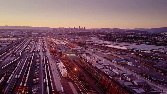 航空拍摄的多式铁路院子与市中心洛杉矶天际线视频素材