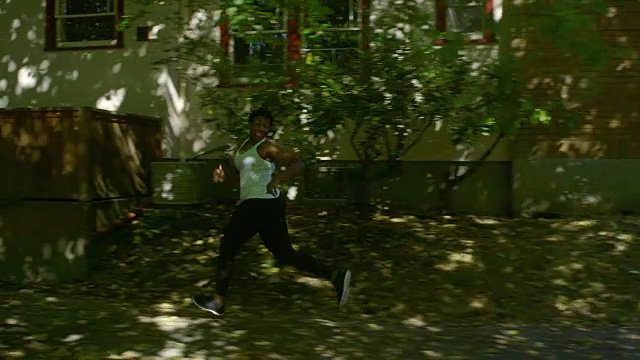 年轻女子跑在她爸爸前面。视频素材