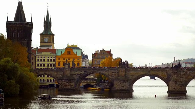 布拉格古城、河岸和查理大桥视频素材
