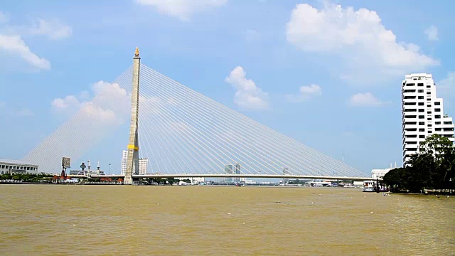 普密蓬大桥也被称为湄南河上的工业环城大桥。泰国曼谷的斜拉桥视频下载