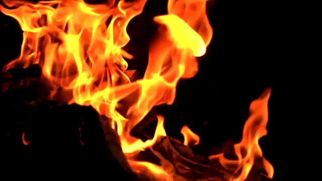 火焰在黑色背景视频素材