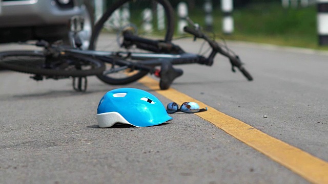酒后驾车，车祸和自行车在路上相撞视频素材