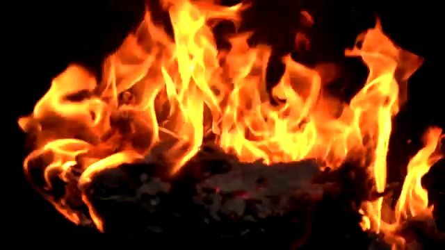 火焰在黑色背景视频素材