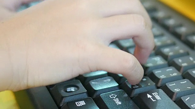 女孩的手在键盘上打字视频下载