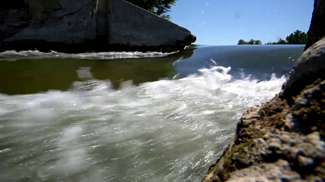 位于加拿大安大略省布鲁斯县布隆克顿沃尔克顿附近的苏金河上的大坝。视频素材