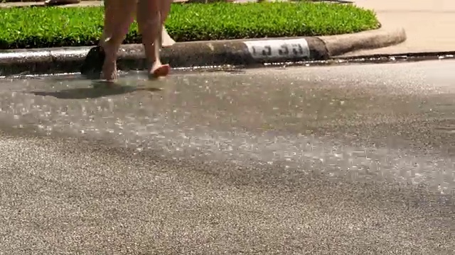 一群青少年朋友在夏天的下午跑过消防栓视频素材