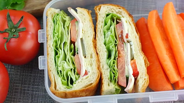 午餐盒里有胡萝卜条的新鲜三明治，可以吃了，摄影，俯视图视频素材