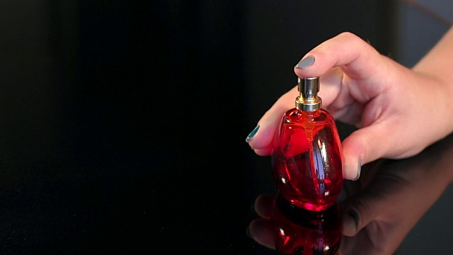 一个女孩喷香水的特写。视频素材