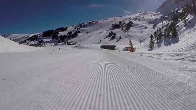 滑雪者在山坡上沿着雪车的足迹行进。视频素材