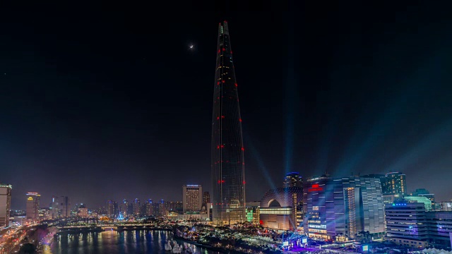 欣赏乐天世界大厦(韩国最高的建筑)和夜晚的城市景观视频素材
