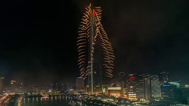观景乐天世界大厦(韩国最高的建筑)烟花节和市中心地区夜间的城市景观视频素材