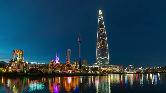 乐天世界游乐园及乐天世界大厦(韩国最高建筑)夜景视频素材