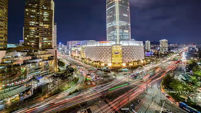 乐天世界大厦(韩国最高建筑)附近十字路口的交通夜景视频素材