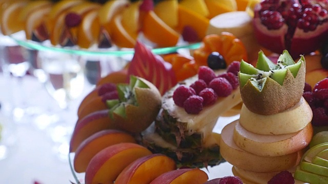 五彩缤纷的热带水果婚礼自助餐视频下载