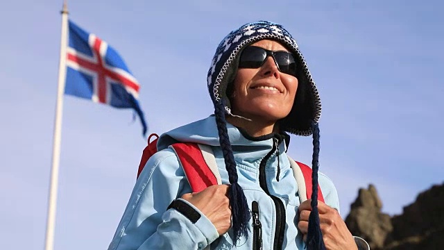 冰岛国旗迎风飘扬的女子肖像视频下载