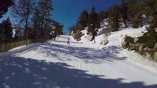 那个女人正在山上的滑雪场滑雪。缓慢的运动。视频素材