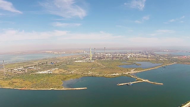 罗马尼亚黑海沿岸航运码头的石油和天然气炼油厂工业平台上的现代石化设施，鸟瞰图视频下载
