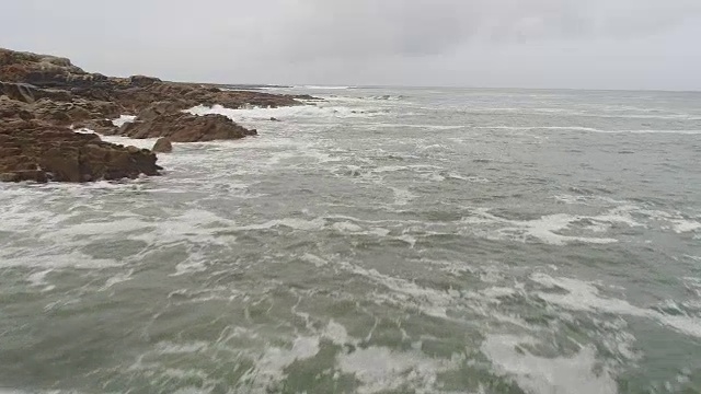 狂野大西洋之路，海浪，爱尔兰视频素材